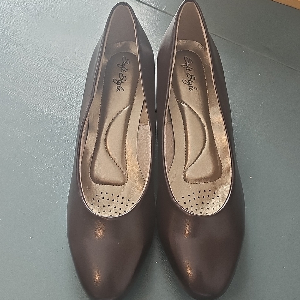 Soft Style Dark Brown 1" Heel. New No Box. Size 9.5 Meduim
